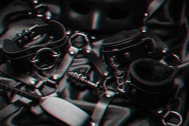 Erotik oyunlar için metal anal tıpa, kelepçe, kırbaç, boğucu ve maske