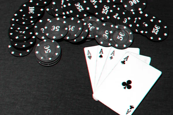 Чотири свого роду аси і чіпи на зеленому столі покеру — стокове фото