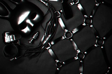 Deri kamçı, kelepçe, kemer, boğucu, maske ve BDSM seks için metal anal tıpa
