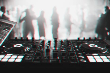 Bir gece kulübünde müzik denetleyici DJ karıştırıcısı