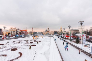 MOSCOW, RUSSIA - 31 Ocak 2020: Moskova 'daki Central Paten Pisti' nde insanlar kayıyor. Ulusal Ekonomi Başarıları VDNH Sergisi