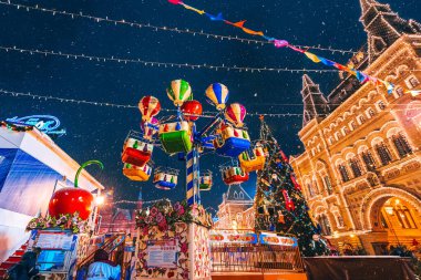 MOSCOW, RUSSIA - 31 Ocak 2020: Moskova 'da Noel süsleriyle süslenmiş kırmızı meydandaki atlıkarınca