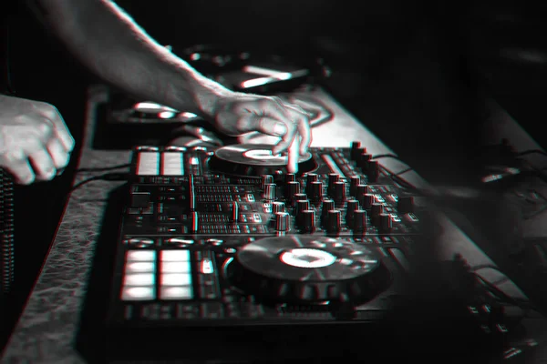 DJ blandar musik på en professionell controller styrelse i en nattklubb på en fest — Stockfoto