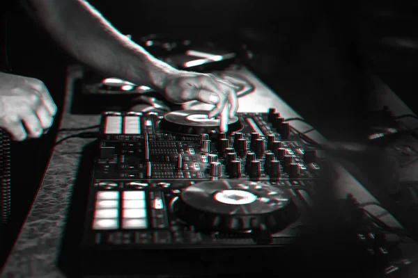 DJ mischt Musik auf einem professionellen Controller-Board in einem Nachtclub auf einer Party — Stockfoto