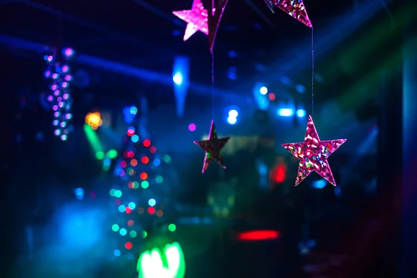 Wystrój świąteczny gwiazd na kolorowym tle — Zdjęcie stockowe