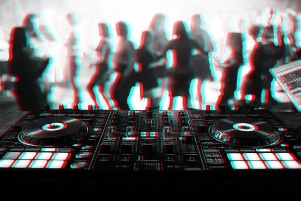 Hudební regulátor DJ mixer v nočním klubu na párty — Stock fotografie