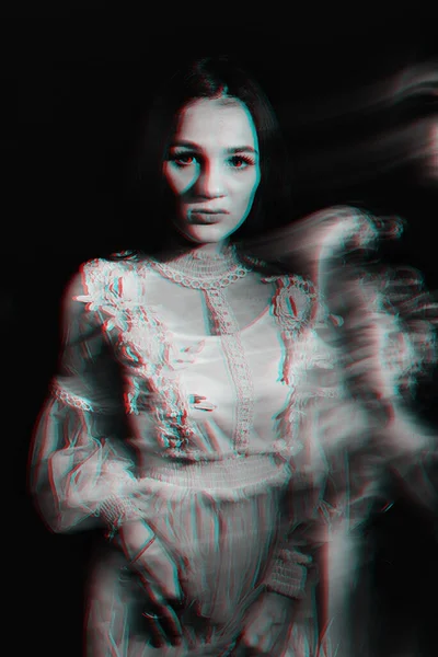 Abstraktes Porträt eines Geistermädchens in einem weißen Kleid auf dunklem Hintergrund mit verschwommenem — Stockfoto