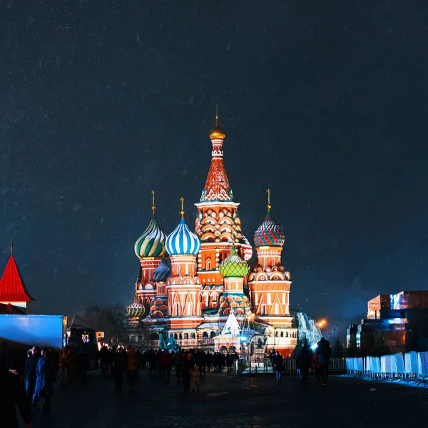 Cathédrale Saint-Basile à Moscou sur la place rouge la nuit en hiver en Russie — Photo