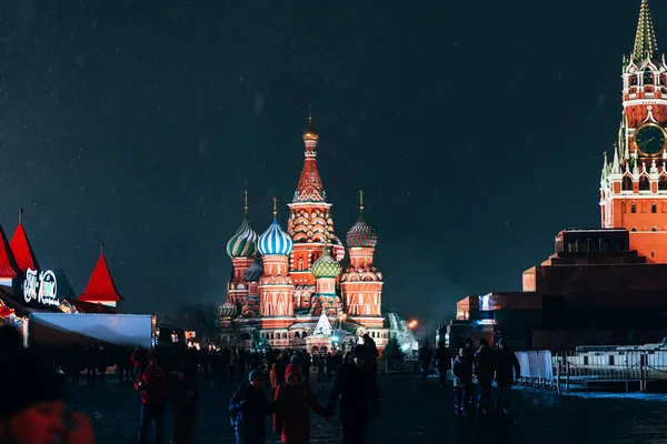 MOSCOW, RUSSIA - JANUARY 31, 2020: 러시아 모스크바의 붉은 광장에 있는 성 바젤 대 성당 — 스톡 사진