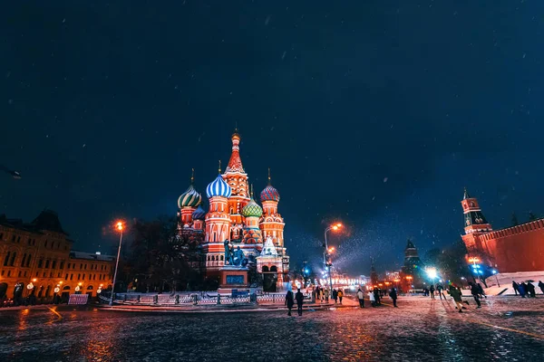 MOSCOW, RUSSIA - JANUARY 31, 2020: 러시아 모스크바의 붉은 광장에 있는 성 바젤 대 성당 — 스톡 사진