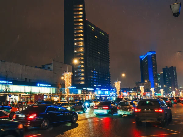 MOSKAU, RUSSLAND - 31. JANUAR 2020: Nachtstadt Moskau mit viel Verkehr — Stockfoto