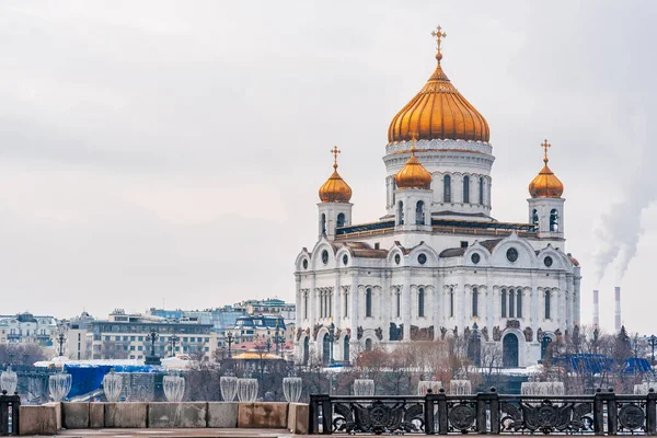 Kristi katedral Frälsaren i Moskva, Ryssland, vinterdag — Stockfoto