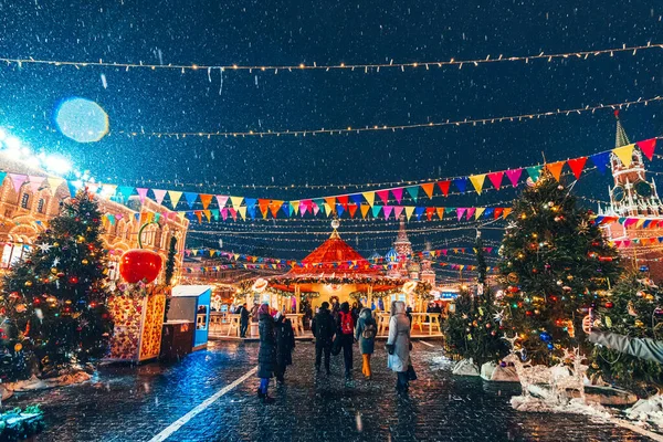 MOSCOW, Oroszország - JANUÁR 31, 2020: Díszített karácsonyi dekoráció vörös tér Moszkvában egy vásár az emberekkel éjszaka télen — Stock Fotó