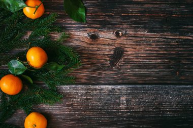 Mandallı ve köknar dallı Noel tatili