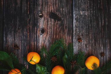 Tahtadaki köknar dalları, mandallar ve anasonlu yıldızlar