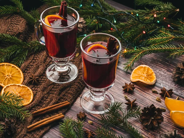 Vino caliente en copas sobre la mesa con decoración navideña — Foto de Stock