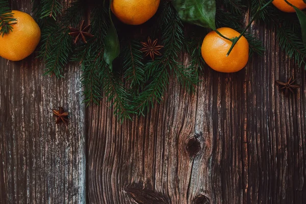 モミの枝、みかんとアニスの星とクリスマスの背景 — ストック写真