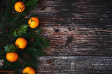 Mandallı, köknar dallı, tarçınlı çubuklu ve anason yıldızlı Noel şenliği