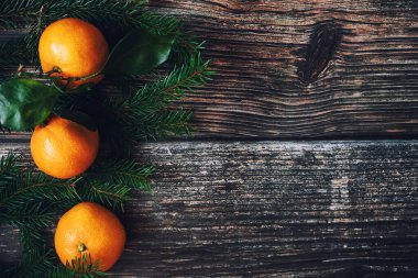 Mandallı ve köknar dallı Noel tebrik kartı