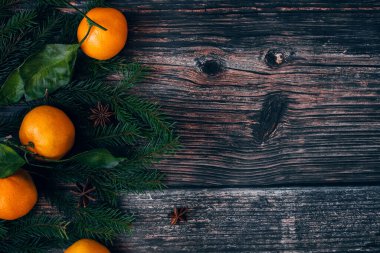 Mandallı, köknar dallı ve anason yıldızlı Noel şenliği