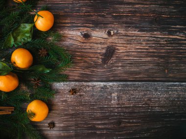 Mandallar, köknar dalları ve anason yıldızları ve kakule Noel arkaplanına yapışmış.