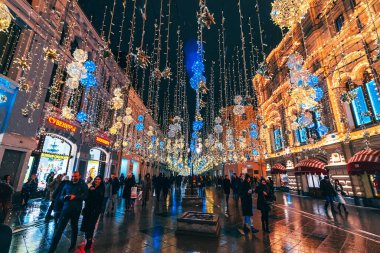 MOSCOW, RUSSIA - 31 Ocak 2020: Yeni yıl kutlamaları için Moskova şehir caddesi Noel çelenkleriyle süslendi