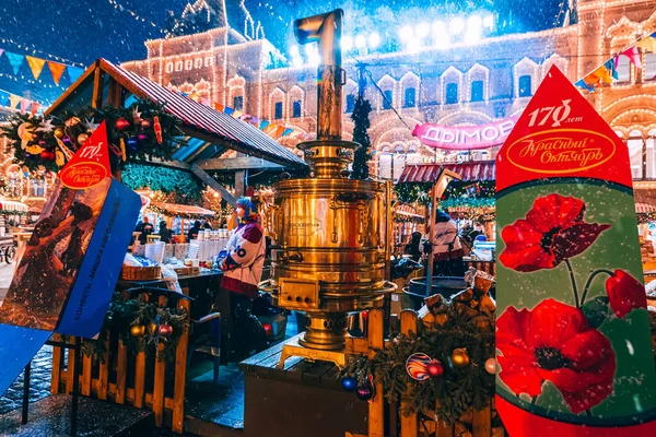 MOSCOW, Oroszország - JANUÁR 31, 2020: Díszített karácsonyi dekoráció vörös tér Moszkvában egy vásár az emberekkel éjszaka télen — Stock Fotó