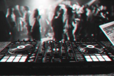 Bir gece kulübünde müzik denetleyici DJ karıştırıcısı