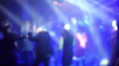Canlı müzik konserinde dans pistinde dans eden insanların siluetleri bulanıklaştı.