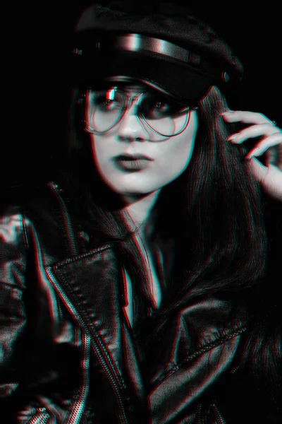 Стильный портрет молодой девушки в очках в кожаной куртке и кепке — стоковое фото