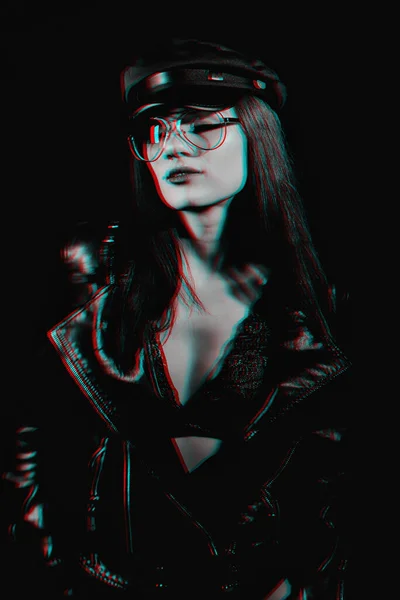 Модный портрет молодой девушки в очках в кожаной куртке и кепке — стоковое фото