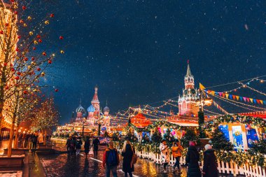 MOSCOW, RUSSIA - 31 Ocak 2020: Moskova 'da St. Basils Katedrali ve geceleri Spasskaya Kulesi ile süslenmiş Noel dekoru kırmızı meydanı