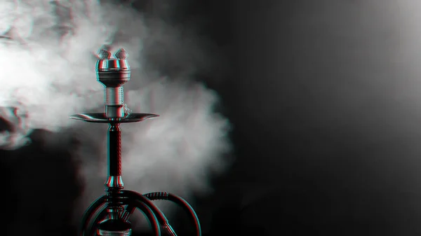 Wasserpfeife aus Metall mit glühenden Kohlen auf einem Hintergrund mit Rauch — Stockfoto