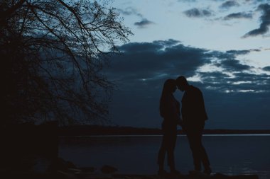 Sevgili yazın kumsalda sarılıyor.