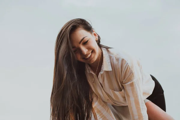Счастливая девушка на плечах своего парня улыбается и счастлива — стоковое фото