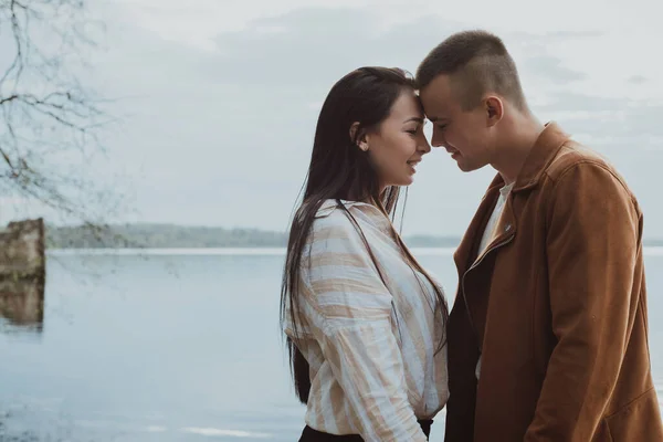 Amando jovem casal feliz abraçando na praia — Fotografia de Stock