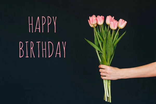 Carte De Vœux Avec L Inscription Joyeux Anniversaire Bouquet De Fleurs Roses De Tulipes Dans La Main D Une Femme L Amour Heureux Stock Photo Carte De Vœux Avec L Inscription Joyeux Anniversaire Bouquet De Fleurs Roses De Tulipes Dans La Main D Une Femme L Amour Heureux Stock Photo