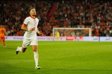 Matty Cash, Hollanda ve Polonya milli takımları arasında oynanan Dünya Kupası 2026 Avrupa ön eleme maçında gol attıktan sonra kutlama yaparken görüldü (Maciej Rogowski / Ball Raw Images)