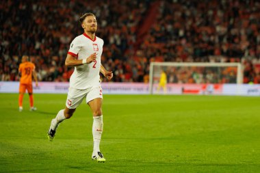 Matty Cash, Hollanda ve Polonya milli takımları arasında oynanan Dünya Kupası 2026 Avrupa ön eleme maçında gol attıktan sonra kutlama yaparken görüldü (Maciej Rogowski / Ball Raw Images)