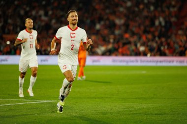 Matty Cash, Hollanda ve Polonya milli takımları arasında oynanan Dünya Kupası 2026 Avrupa ön eleme maçında gol attıktan sonra kutlama yaparken görüldü (Maciej Rogowski / Ball Raw Images)