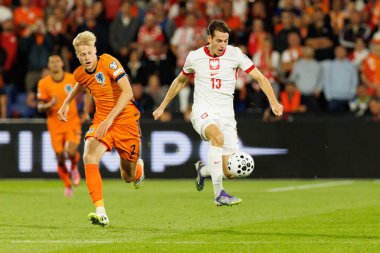 Jan Paul van Hecke ve Jakub Kaminski, Hollanda ve Polonya milli takımları arasında oynanan 2026 Dünya Kupası ön eleme maçında görüldü (Maciej Rogowski / Ball Raw Images)