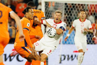 Virgil Van Dijk ve Robert Lewandowski, Hollanda ve Polonya milli takımları arasında oynanan 2026 Dünya Kupası ön eleme maçında görüldü (Maciej Rogowski / Ball Raw Images)