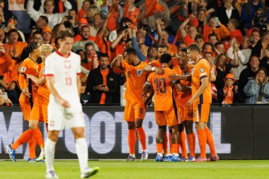 Hollanda 'nın oyuncuları, Hollanda ve Polonya milli takımları arasında oynanan Dünya Kupası 2026 Avrupa ön eleme maçında Denzel Dumfries' ten gol üstüne gol atarken görüldü (Maciej Rogowski / Ball Raw Images))
