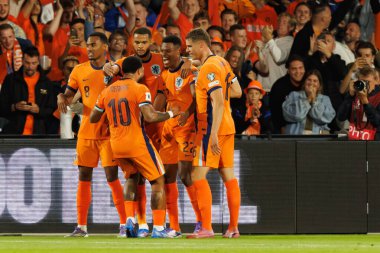Hollanda 'nın oyuncuları, Hollanda ve Polonya milli takımları arasında oynanan Dünya Kupası 2026 Avrupa ön eleme maçında Denzel Dumfries' ten gol üstüne gol atarken görüldü (Maciej Rogowski / Ball Raw Images))