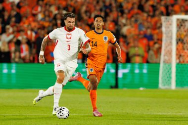 Przemyslaw Wisniewski ve Tijjani Reijnders, Hollanda ve Polonya milli takımları arasında oynanan Dünya Kupası 2026 Avrupa ön eleme maçında görüldü (Maciej Rogowski / Ball Raw Images)