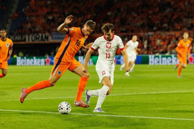Micky van de Ven ve Jakub Kaminski, Hollanda ve Polonya milli takımları arasında oynanan 2026 Dünya Kupası ön eleme maçında görüldü (Maciej Rogowski / Ball Raw Images)