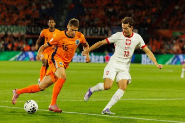 Micky van de Ven ve Jakub Kaminski, Hollanda ve Polonya milli takımları arasında oynanan 2026 Dünya Kupası ön eleme maçında görüldü (Maciej Rogowski / Ball Raw Images)