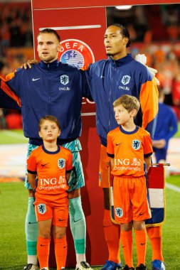  Bart Verbruggen ve Virgil Van Dijk, Hollanda ve Polonya milli takımları arasında oynanan 2026 Dünya Kupası ön eleme maçında görüldü (Maciej Rogowski / Ball Raw Images)