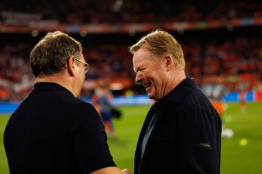 Jan Urban ve Ronald Koeman, Hollanda ve Polonya milli takımları arasında oynanan Dünya Kupası 2026 Avrupa ön eleme maçında görüldü (Maciej Rogowski / Ball Raw Images)