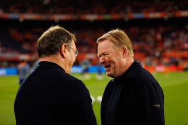 Jan Urban ve Ronald Koeman, Hollanda ve Polonya milli takımları arasında oynanan Dünya Kupası 2026 Avrupa ön eleme maçında görüldü (Maciej Rogowski / Ball Raw Images)